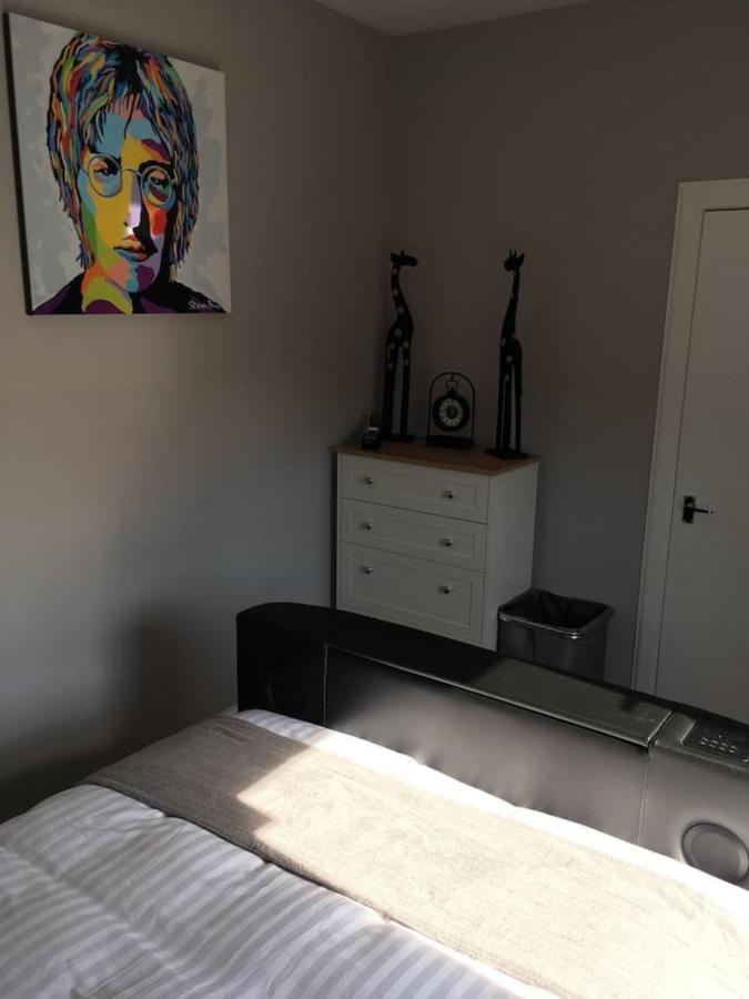 Lovely 2- Bed In Apartment *